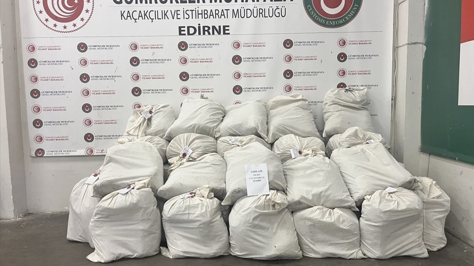 Kapıkule'de iki tırda 318 kilogram uyuşturucu ele geçirildi