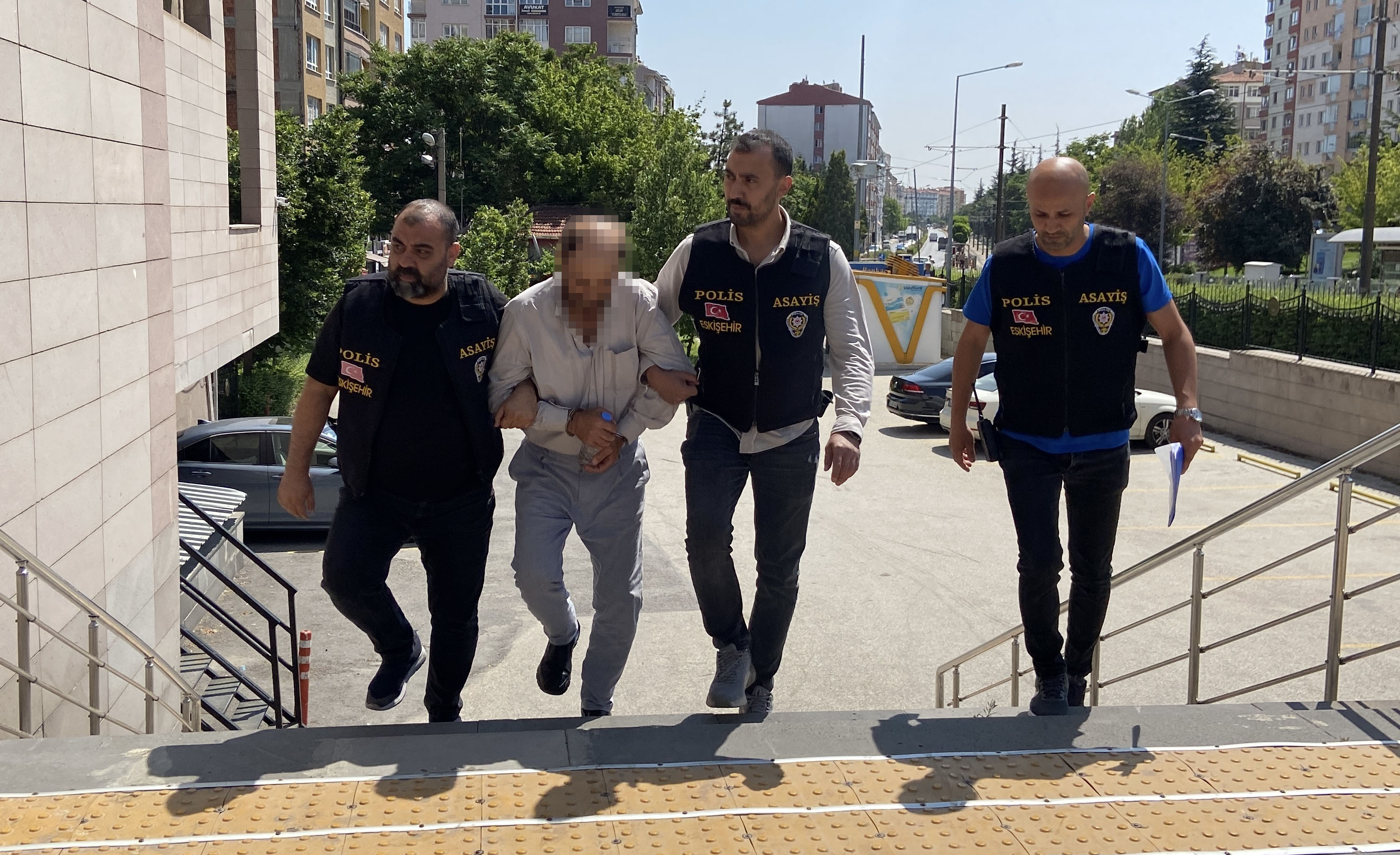 Banka şubesine tüfekle giren şüpheli adliyede