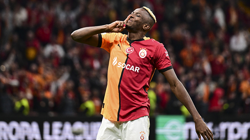 Bonservisi Napoli’de olan ancak İtalyan ekibine dönmeyi hiç aklından geçirmeyen ve bir yıllık daha mukavelesi bulunan Nijeryalı forvette son durum ne? Geçen sezon Galatasaray’da çok iyi bir performans sergileyen ve kariyer rekoru kıran Osimhen cephesinde üç ayak var. Bir Galatasaray, iki Suudi Arabistan ve üç Avrupa.
