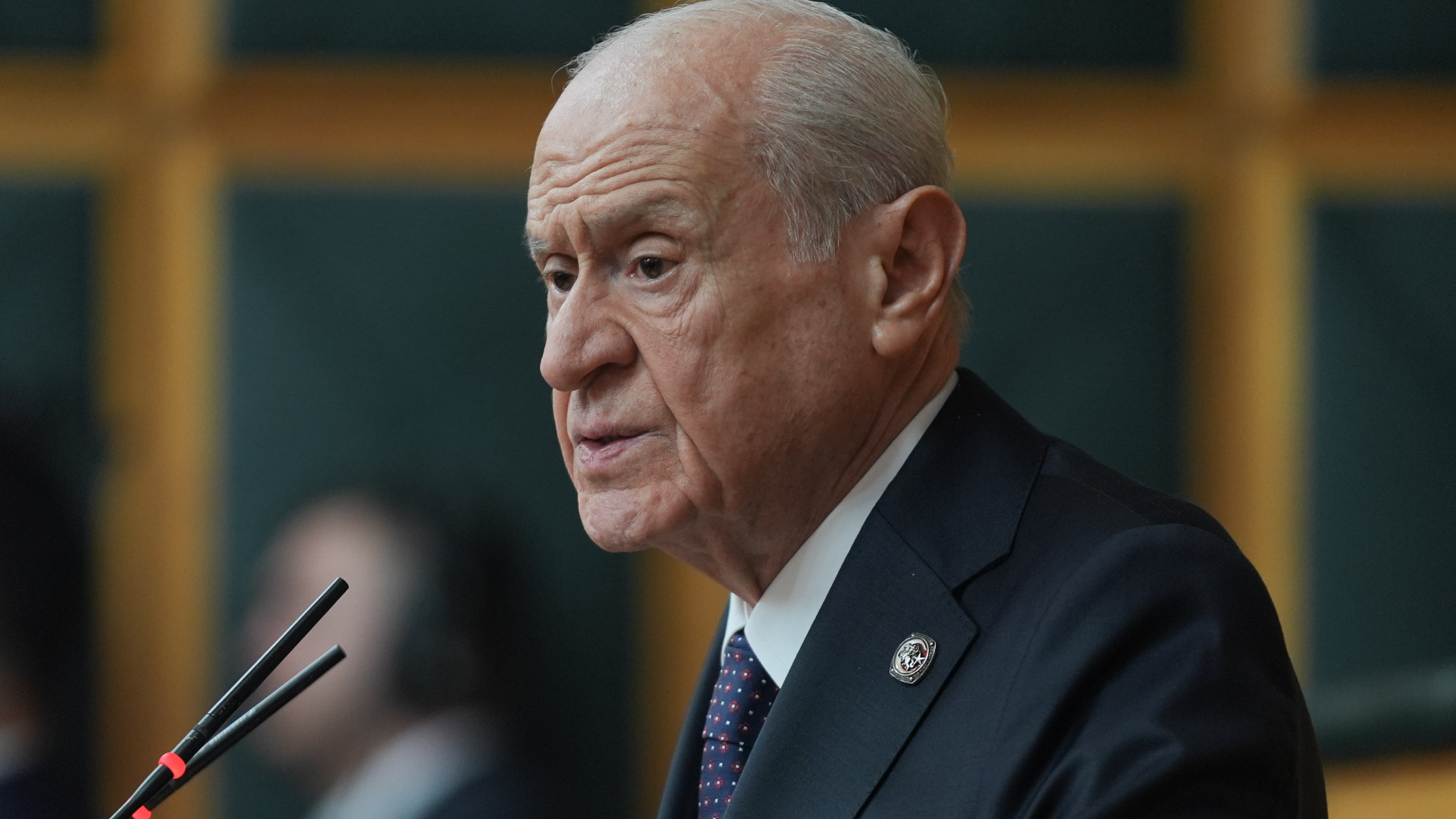 5 ay sonra MHP kürsüsüne dönen Bahçeli'nin rozetinde dikkat çeken detay