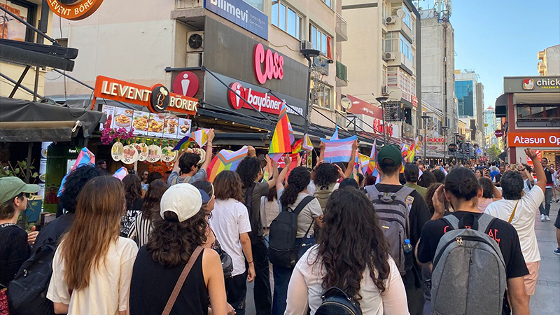 13. İzmir Onur Yürüyüşü yapıldı: Doğduğumuz, aşık olduğumuz, yürüdüğümüz sokakları terk etmeye niyetimiz yok