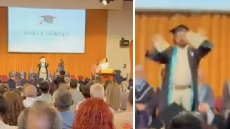 Boğaziçi Üniversitesi mezuniyetinde bir öğrenci diplomasını yırttı: Ben diplomamı atanmış kayyımdan değil, üniversitenin seçilmiş rektöründen alırım