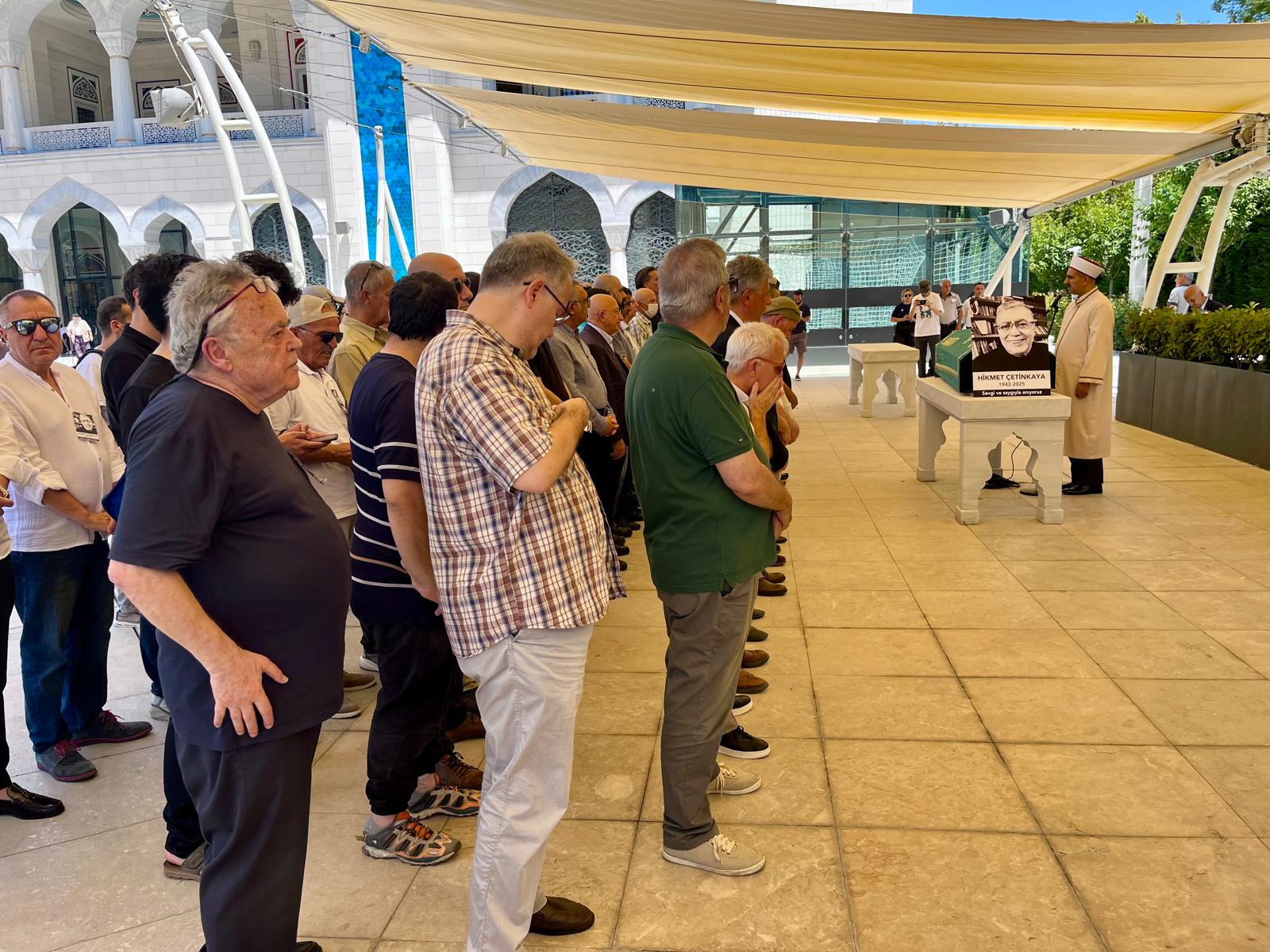 Kıdemli gazeteci Hikmet Çetinkaya son yolculuğuna uğurlandı - Resim : 3