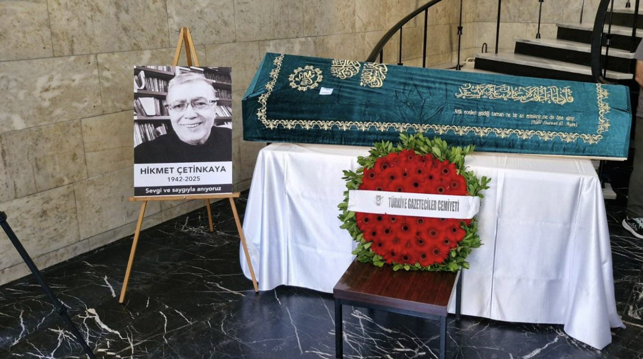 Kıdemli gazeteci Hikmet Çetinkaya son yolculuğuna uğurlandı - Resim : 2