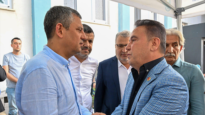 Özgür Özel'den Antalya mitingi öncesi Muhittin Böcek'e ziyaret