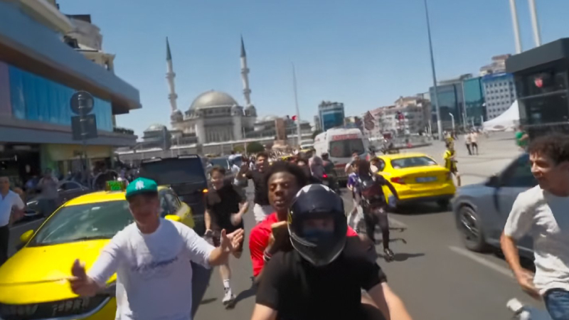 Yayıncı, Taksim'deki insan kalabalığından motorla çıkabildi.