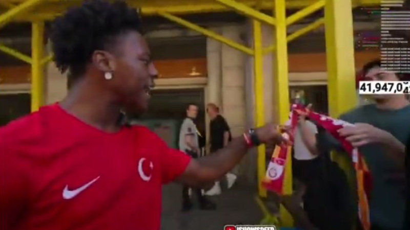 Ünlü yayıncı Speed ayrıca kendisine Galatasaray atkısı takılmasını istemedi.