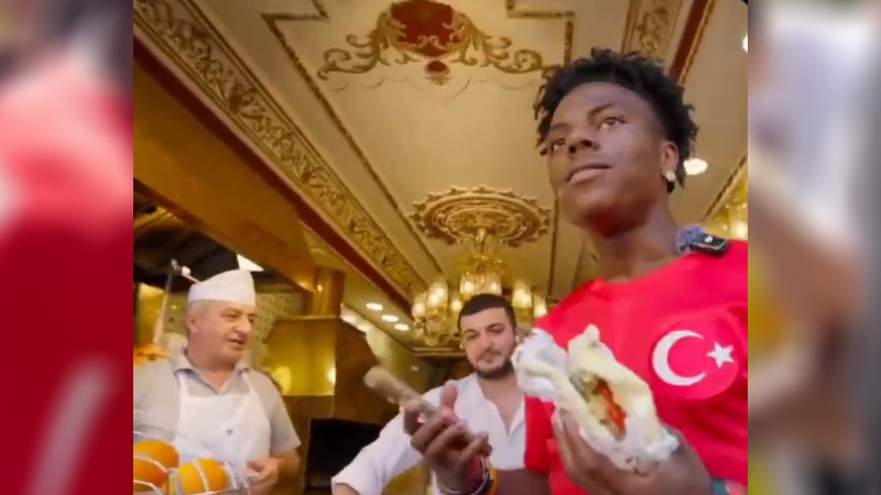 Taksim'de döner yiyen fenomenden ücret talep etmeyen esnaf, yayıncının 200 TL uzatmasına şaşırdı. Döneri tadan yayıncı, Almanya dönerini daha çok beğendiğini kaydetti.