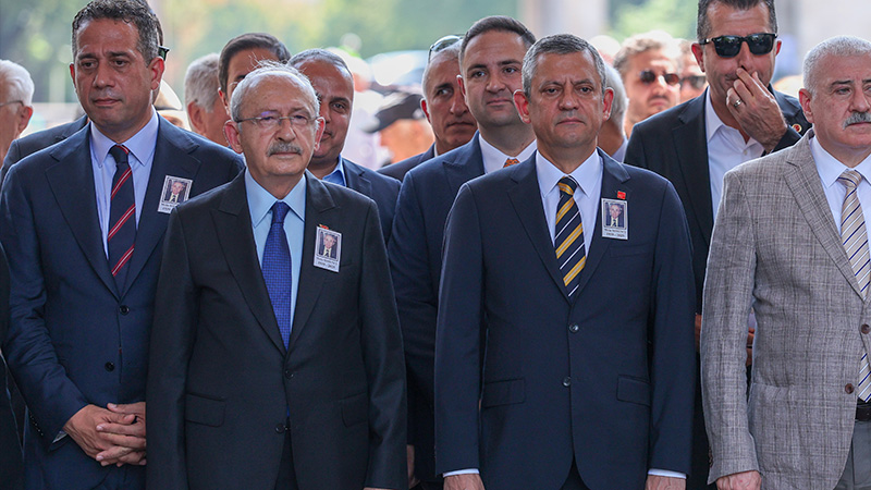Özgür Özel ve Kemal Kılıçdaroğlu, CHP Tokat Senatörü Metin Somuncu'nun TBMM'deki cenaze töreninde yan yana geldi