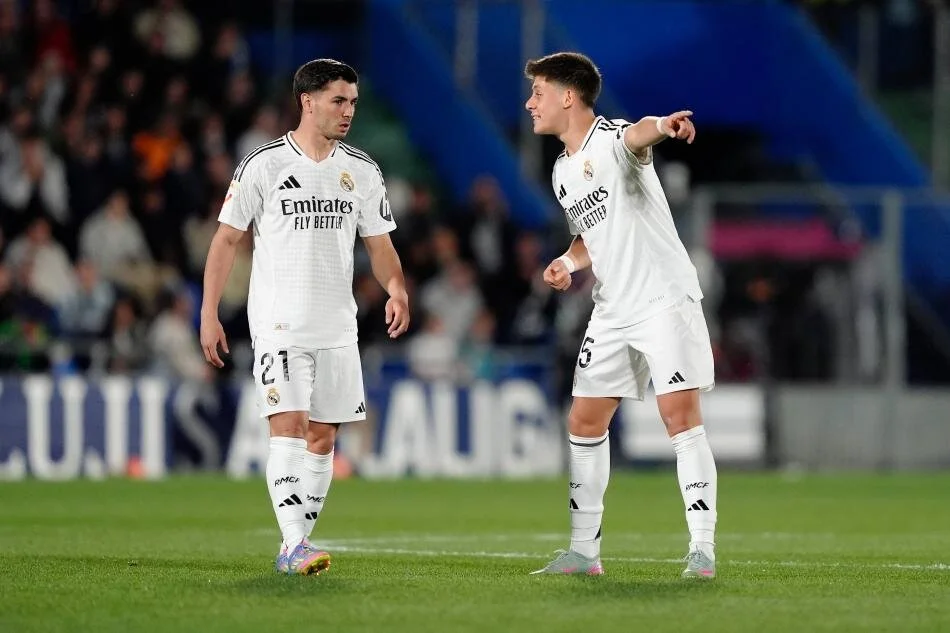 Brahim Diaz’ın, Fenerbahçe’nin eski futbolcusu Arda Güler ile de yakın ilişkileri bulunuyor. Geçtiğimiz sezon Real Madrid’in şampiyonluk kutlamalarında konuşan Diaz, “Arda Güler benim küçük kardeşim gibi. Neredeyse her zaman beraberiz. Ailemden biri gibi.” ifadelerini kullanmıştı.