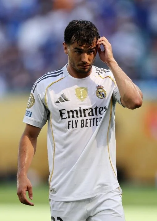 Öte yandan, İspanyol basınında geçtiğimiz günlerde çıkan bir habere göre Real Madrid Teknik Direktörü Xabi Alonso, yeni sezon planlamasında Brahim Diaz’a ilk 11’de yer vermeyeceğini oyuncuya açıkça iletti. Marca’nın haberine göre Diaz, kadro rotasyonunda bulunacak olsa da düzenli forma şansı bulamayacak. Bu gelişme sonrası yıldız futbolcunun takımdan ayrılabileceği konuşulurken, Real Madrid’in gelecek teklifleri değerlendirmeye açık olduğu öne sürülüyor.