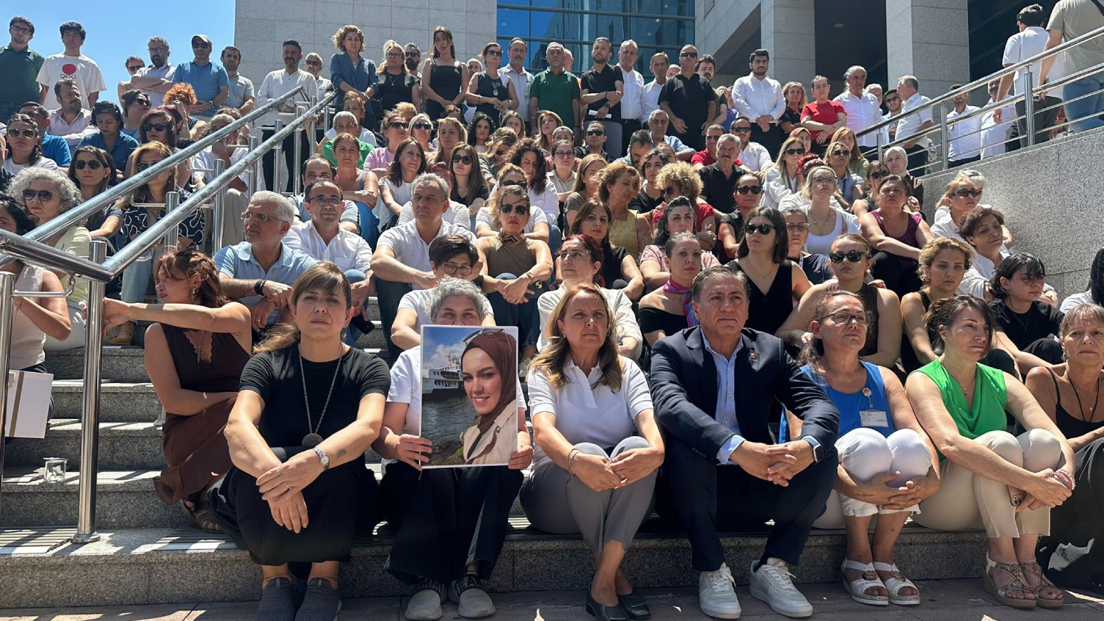 Saliha Akkaş, boşanma aşamadında olduğu eşi tarafından katledildi: TBMM'deki mesai arkadaşlarından sessiz eylem