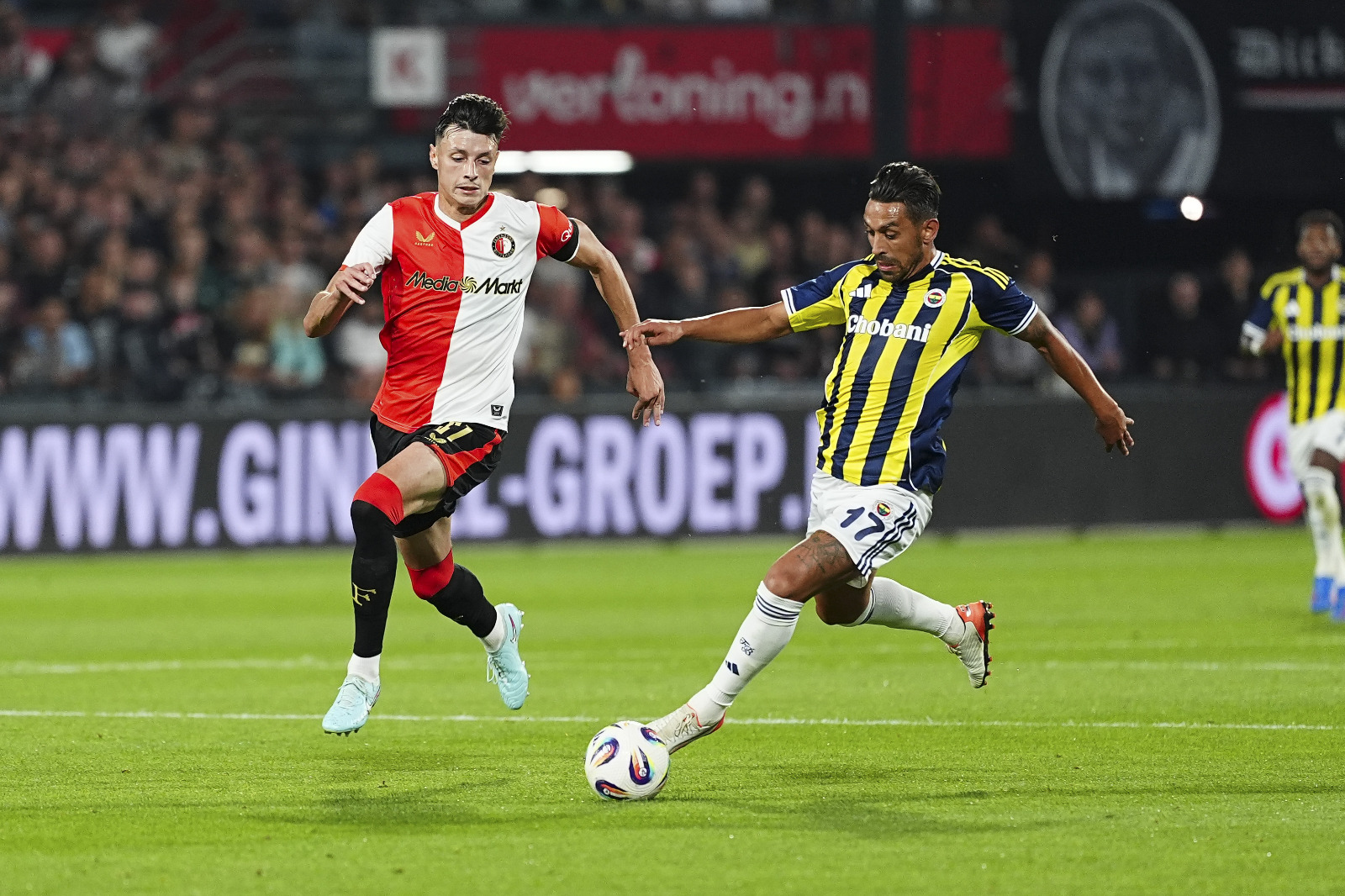 Ömer Üründül: Oosterwolde'yi takdir etmek istiyorum. Ağır bir sakatlık geçirip bir sene futboldan uzak kalıp sezon başındaki bu fiziksel performans önemli. Skriniar iyi oynadı. Bir önemli konu var… Fred artık kesinlikle çok önemli oyuncu kimliğinde değil. Oğuz Aydın dün gece çok kötü oynadı. Herhalde bunun nedenini kendi biliyordur. Duran'ın zamana ihtiyacı var. Yeni gittiğin bir takımda uyum süreci için en zor görev yeri santrfordur. Bana göre iddia ediyorum, Fenerbahçe'nin en iyi transferi Semedo'dur. (Sabah)