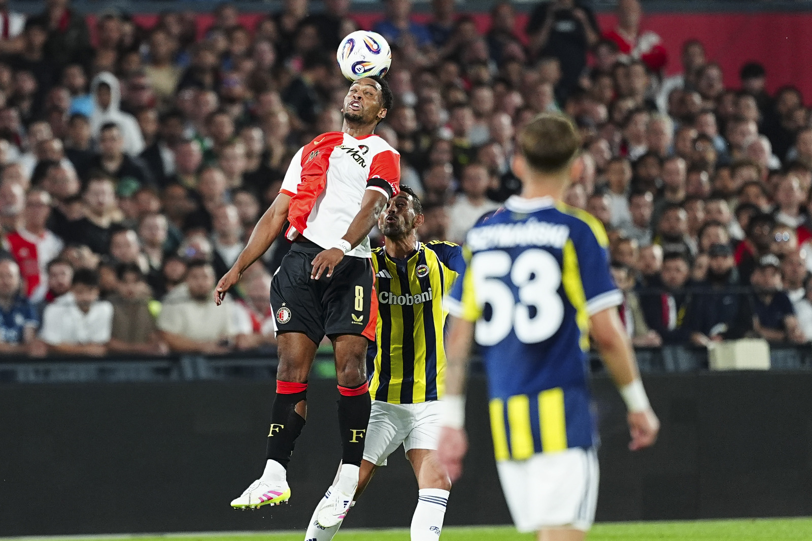 Uğur Meleke: “Keşke Mourinho da Hollanda'ya gelseymiş!” | “İkinci yarının ilk yarım saatinde Fenerbahçe’nin görüntüsü bir tık değişti... Sahaya daha canlı ve agresif bir ruh haliyle döndü sarı-lacivertliler. Öne baskıya gitmeye başladılar ve rakiplerini de birkaç kez hataya zorladılar. Semedo ve Duran’ın girmeleriyle sahadaki enerji arttı ama keşke oyundan çıkan hep İrfan değil, bu kez Szymanski olsa idi. Zira İrfan daha iyi besleyebilirdi Duran-Nesyri ikilisini. 2-1’lik yenilgi İstanbul’da pekala telafi edilebilir. Rövanşta Semedo ve Duran ilk 11’de başlayabilir. Hatta Hollanda’ya gelmeyen Mourinho, İstanbul’da belki kenarda olabilir! Zira dün kenarda bir Mourinho etkisi göremedim ben. 2016’da De Kuip’te dev bir Dick Advocaat vardı kulübede. Ozan’larla-Şener’lerle-Alper’lerle iki maçta da yenmişti Feyenoord’u. Bu Mourinho ise henüz belirgin bir fark yaratmıyor, sadece transfer istediğini ima eden oyuncu değişiklikleri yapıyor kenarda.” (Hürriyet)