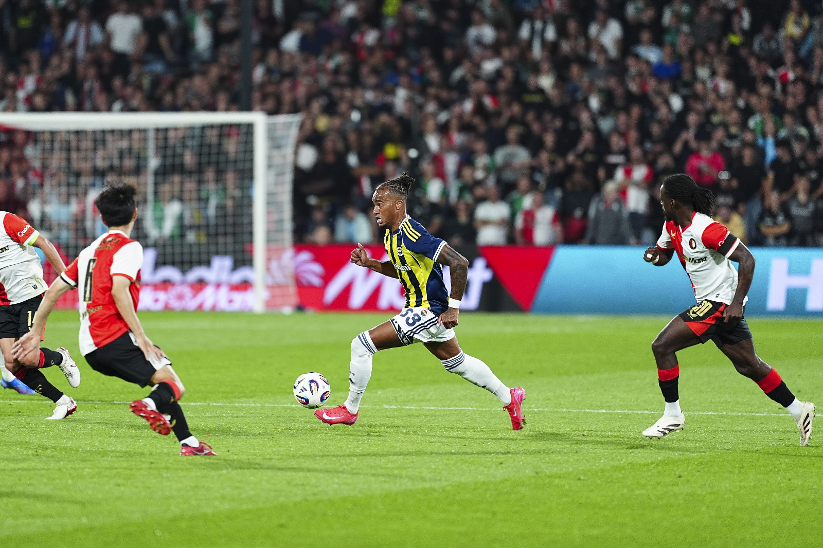 Faik Çetiner: “Maç gidiyor derken sahneye Amrabat çıktı. Ceza sahası içinden müthiş bir füzeyle topu ağlara yollarken,takımına adeta hayat veriyordu. Maç böyle biter derken sahanın iyilerinden Moussa’nın kafayla attığı golü hem İrfan Can Eğribayat hem de defans seyredince maç kolay yoldan kaybedildi. Rövanş mı? Mourinho’nun 11’i belli değil. Takımın kalecisi yok. Feyenoord çok diri ve çok koşan bir ekip. Robin Van Persie eski takımını iyi tanıyor. İşte bu yüzden Kadıköy rövanşı kolay değil.” (Fanatik)