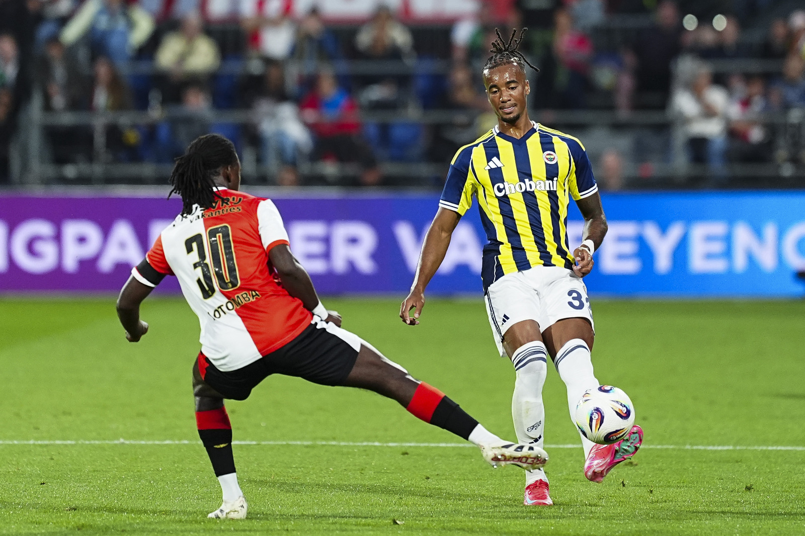 Ercan Taner: Jhon Duran ve Semedo oyuna girdikten sonra uzun süre etkili olamadılar. Jose Mourinho’nun 11’i rakip yarı sahada bir türlü oyun kuramıyordu. İrfan Can Kahveci oyundan çıktıktan sonra olmayan pas kalitesi iyice düşmüştü. Fenerbahçe’nin özellikle sol kanat forvet için acil klas bir oyuncuya ihtiyacı var. Böyle maçlarda bazen hiç ummadığınız bir oyuncu size hayat verebilir. Amrabat topa inanılmaz vurduğunda bütün Hollandalılar şok yaşadı. Ayağından tam bir füze çıkmıştı. Bu golü attıktan sonra artık yemeyeceksin. Rakip moral olarak sarsılmış, çok iyi dakikada gol atmışsın ve maçı 1-1 bitiremiyorsun. Çabuk ataklarda ve geçiş oyununda Feyenoord’a imkân verirsen rövanşta da üzülürsün. (Sözcü)