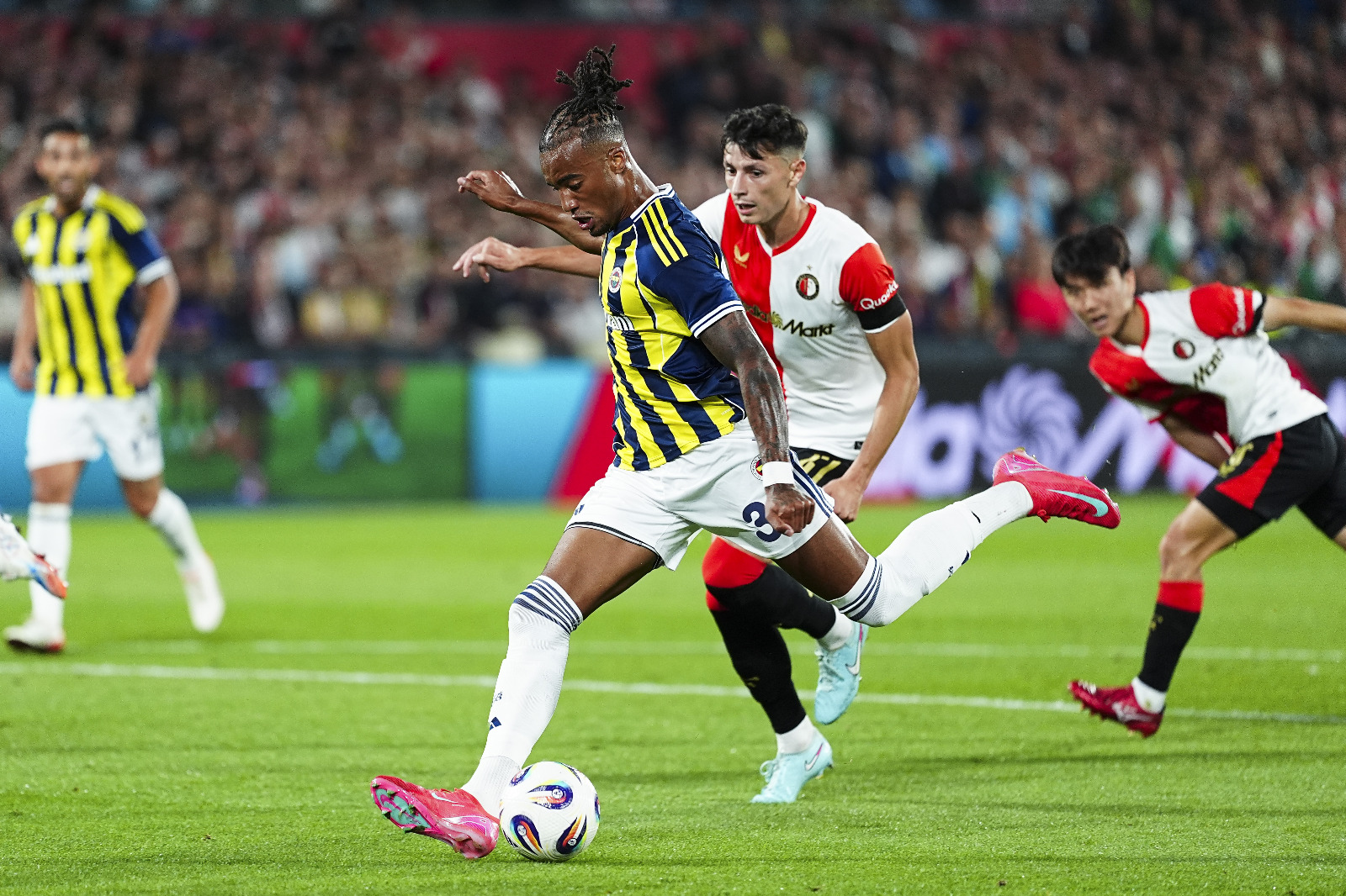 Engin Verel: Fenerbahçe'nin orta sahadaki oyun aklının eksikliği çok göze çarptı. Mourinho'nun Hakan Çalhanoğlu'nu istemesi boşuna değil. Bartuğ'a bel bağlamak riskli. Tam bu satırları yazarken ilk kez şans Fenerbahçe'ye güldü. Topun bile bu emeğin, bu çabanın boşa gitmesine rızası yoktu. Direklere çarpa çarpa içeri girdi. Sonra yine bize mahsus hastalık ve bir hibe gol daha. Yine de ben oynanan oyuna bakarak diyorum ki; Fenerbahçe, Fenerbahçe gibi oynarsa rövanş çık farklı! olur. (Akşam)
