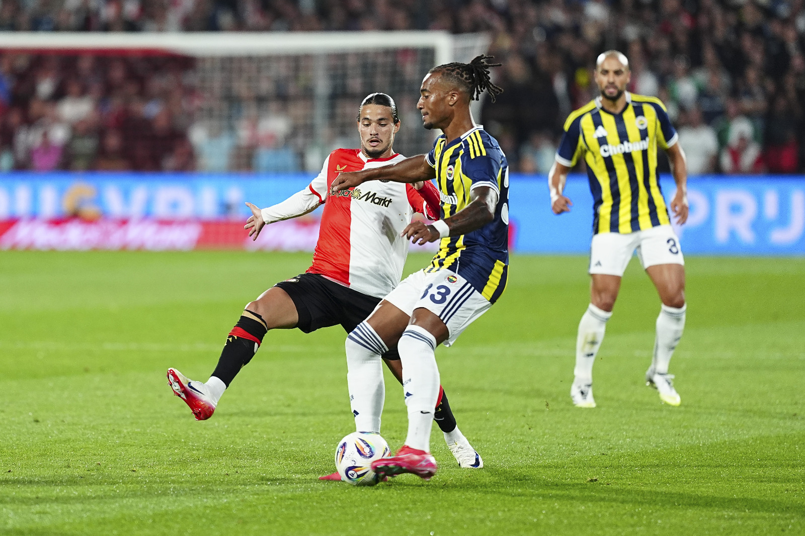 Serkan Akcan: Fred’in savunma zaafları Fenerbahçe’nin en zayıf karınlarından biri göründü dün gece. Brezilyalı orta sahadan beklenen ilk şey savunma olmayabilir. Fakat tüm takımın Fred’ten beklentisi oyunun doğru kurulması, savunmadan top çıkışlarında akışkanlığın sağlanması. İsmail Kartal sezonunda Fred yanında İsmail, önünde Szymanski ile bunu kusursuza yakın yaptığı için fark yaratıyordu, lakin Mourinho takımında oyunun kurulumu daha direkt toplarla sağlandığından kafasının üstünden geçen topların sayısı hayli fazla. Bu durumda iş, biraz da Fred dahil santrforun arkasındaki tüm futbolcuların rakiplere temas etmesine, bire bir eşleşmelerde baskı kaliteleriyle ayakta kalmalarına bakıyor. İkinci yarıdaki oyun tam da Mourinho’nun oynamak istediği cinstendi. (Fanatik)