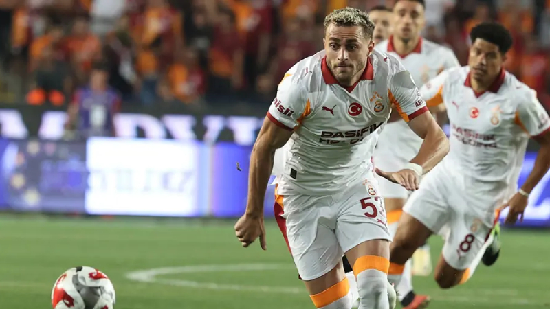 TUNÇ KAYACI: Sezonun açılış maçında Galatasaray, Antep deplasmanında erken gollerle sonuca gitti. Çok sıcak bir havada oynanan karşılaşmada Sarı- Kırmızılı ekip sahaya yeni transfer Sane ile çıkarken diğer isimler geçen yılki kadrodandı. Osimhen’i hazır olmadığı için Gaziantep’e getirmezken Barış Alper ilk yarıda maça damgasını vurdu. İsmet Taşdemir’in baskılı ve top kapma üzerine kurduğu plan ve rakibin temposunu düşürme düşüncesini Barış Alper performansıyla bozdu diyebiliriz. Yeni transfer Sane, tutuk ve koordinasyon sıkıntısı yaşayan bir oyun sergilerken özellikle hücumlarda rakip markajında kaldı. Ancak ilk yarının sonlarında yakaladığı pozisyonda farkını gösterdi ama son vuruşunda etkili olamadı... İlk 45 dakikadaki görüntü lige hazır bir Galatasaray vardı sahada. Hemen hemen rakibe tek pozisyon vermeden soyunma odasına giden Sarı-Kırmızılılar güçlü kulübesi ve getirmediği yıldızlarına rağmen oynadığı pozitif futbolla şampiyonluğun en büyük adayı olduğunu gösterdi... (FANATİK)