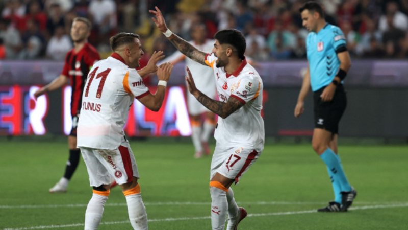 UĞUR MELEKE: Lig kötü ancak şampiyon Galatasaray, sezonu gayet iyi seviyede açtı dün Antep’te. Geçen sezonu bitiren takımın üç santrforundan (Osimhen, İcardi ve Morata’dan) hazırlık döneminde faydalanamadı sarı kırmızılılar. Okan Buruk üç ciddi hazırlık maçında, Cagliari, Strasbourg ve Lazio önünde ileri uçta Barış ve biraz da Sallai’den faydalanmıştı. Lige de en uçta Barış’la başladı. Dün Barış birini kendisinin kazandırdığı iki penaltı golü attı. Bir asist yaptı, bir de kırmızı kart göstertti. Okan Buruk hazırlık maçlarında ektiği tohumların ödülünü Gaziantep önünde aldı diyebiliriz rahatlıkla. (HÜRRİYET)
