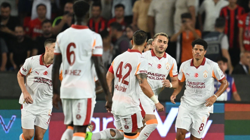 AHMET ÇAKAR: Galatasaray kaldığı yerden devam ediyor. Üstelik takım tam hazır değil. Ayrıca İcardi ve Osimhen de yoklar ve yine dünya yıldızı Sane, fizik ve adaptasyon olarak geride. Buna rağmen neredeyse pozisyon vermeden çok net bir galibiyet aldılar. Bunun nedeni, oturmuş takım ve çok yetenekli atak oyuncuları. Barış Alper, sezona çok iyi başladı. Her ne kadar iki golü de penaltıdan atmış olsa da hareketliliği, rakip defans arkasına yapmış olduğu koşularla dün gecenin en iyisiydi. İkinci golde Sara'nın koşu yapan Barış'ın önüne bırakması, onun da Eren'e 'Al da at' deyişi, fevkalade. Golü atan Eren sol bek ama bulunduğu yer çok enteresan. (SABAH)