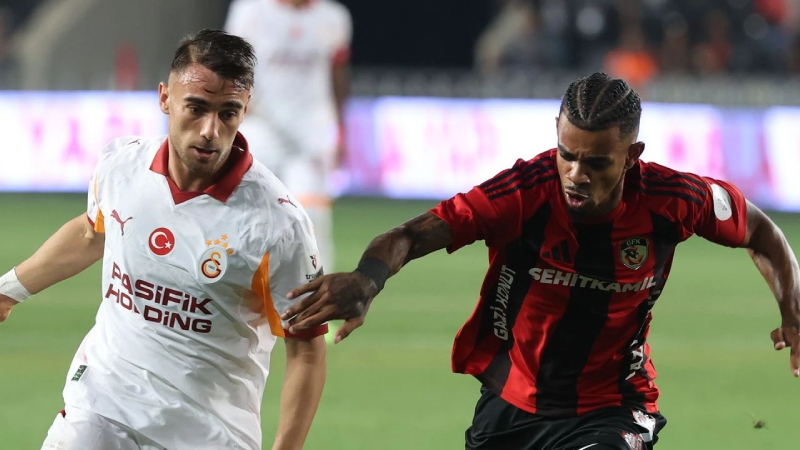 KEMAL BELGİN: Galatasaray’ın dün akşamki oyunundan ben bir de iyi bir hazırlık dönemi geçirdiğini hissettim. Fiziksel olarak hiçbir oyuncuda eksiklik görülmediği gibi oyun organizasyonunda da herkeste büyük bir istek ve hareketlilik vardı. Bu arada tabii ki bir cümleyle de Muslera’yı kaybedip Günay’a kalmış kalecilikten söz edelim. Günay çok seyrek de gelse toplara zamanında müdahale etti, bunun yanı sıra kazandığı topları da uygun kullandı.  Tabii ki böylesine sıcak bir havada geçen senenin şampiyonu yeni sezonun da iddialısı Galatasaray’ın kağıt üstünde zor gözüken deplasmanı bu kadar kolay kazanması, önündeki maçlar için bir moral motivasyonudur.    Ev sahibi Gaziantep FK bazı oyun dakikalarında o kadar çok pas yapmış olmasına rağmen yürek hoplatabilecek bir hareket sunamadı. Okan Hoca savunmadan iki, orta alandan iki, önden de bir oyuncuyu kulübeye alarak takımın oyun alanında hep dengeli kalmasında rol oynadı diyebilirim. Maçın adamı: Barış Alper. (TÜRKİYE)