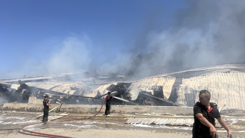 Kahramanmaraş'ta ambalaj fabrikasında çıkan yangın kontrol altına alındı