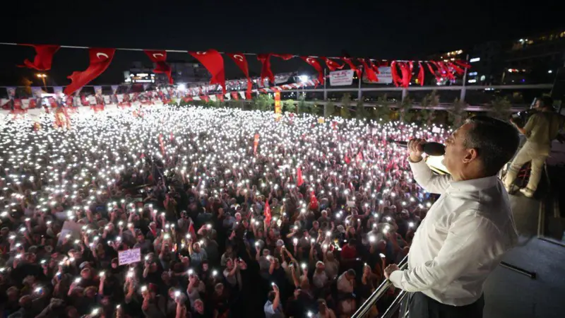 Soruşturmalar ve istifalar: CHP nasıl bir strateji izliyor?