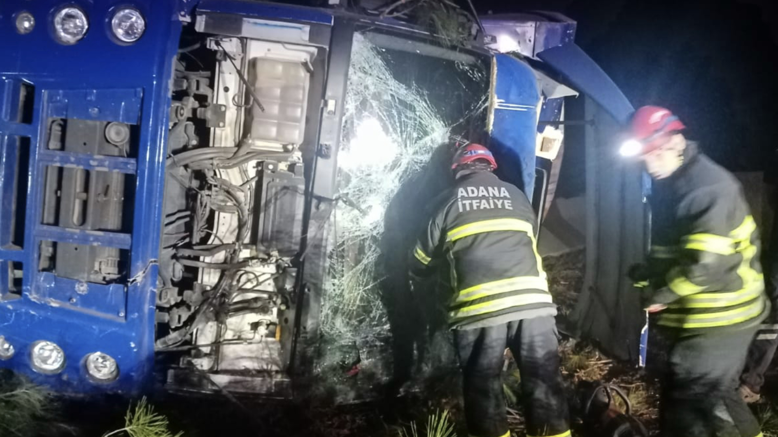 Adana'da bariyere çarpan kamyonun sürücüsü hayatını kaybetti