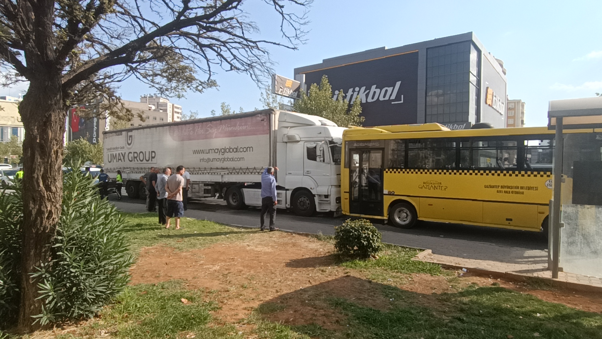 TIR, halk otobüsüne çarptı; 2'si ağır 3 yaralı