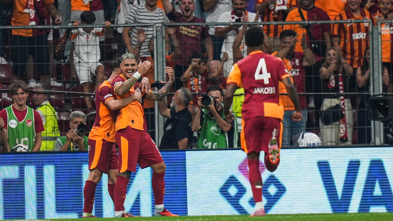 Osimhen yine golünü attı ama benim Okan Hoca’yı son maçlarda çözmem pek kolay dolmuyor. Osimhen maç biterken yani henüz film kopmamışken oyundan çıkarılıyor. Ha derseniz ki İcardi ile iki santrfora geçilmişti, ama bence bu değişiklik yanlıştı. Ve Rizespor başından, yediği üçüncü gole kadar ayakta kalıp direnen ve etkili olan taraf olsa da inanılmaz bir hata yaparak İcardi’ye ‘Al bu maçı bitir’ şansı tanıdı. Okan Hoca, bu Sane için galiba bir süre beklemeye geçmesi gerekiyor.      Sonuçta G.Saray dördüncü maçını da yine üç gol atarak kazandı ama Rizespor’un tehlikeli soluğunu da ensesinde hissetti. Nitekim uzatma dakikalarında Rizespor farkı da azaltacaktı az kalsın. Okan Hoca daha maç henüz kopmamışken orta sahayı Torreira dışında komple boşaltarak bir hata yaptı. Ama maç ev sahibinin yani G.Saray’ın galibiyetiyle sonuçlandı. (Kemal Belgin, Türkiye)