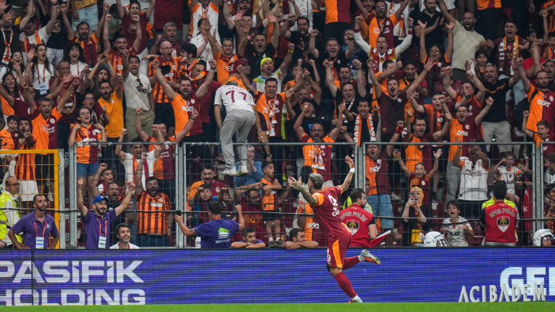 Rize'nin 5+3 ile kapattığı yarı alanında çözümsüzlüğün belgesi basit top kayıpları. Osimhen'in golü sonrasında İcardi hamlesi anlamlı değildi. İlk yarıda iki golü ofsayttan dönen, bir topu da direkte patlayan Rize farkı bire indirdiğindeki panik milli araya giderken Okan Buruk'un takımı için soru işareti ve ünlem… Okan Buruk, bazen pilavın dibi tuttuğunda yetmiyor üstüne bol suyu boca edip tenceredekini lapaya çeviriyor. Şampiyonlar Ligi için bol tereyağlı tane tane pilav lazım. Ne demişler usta aşçının önce pilavı iyi olacak. (Bülent Timurlenk, Sabah)