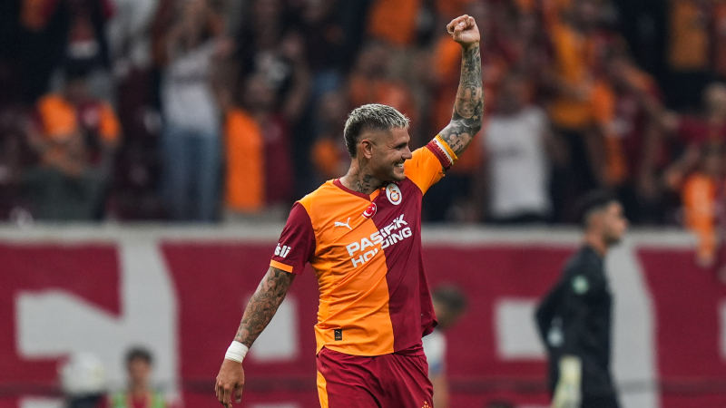 Galatasaray kazandı ama madalyonun dün gece iki yüzünü gördük. İlki G.Saray kötü de oynasa, top da kaybetse öyle önemli golcüleri ve öyle önemli hücum oyuncuları var ki her an skoru değiştirebilirler. Bu yan top olabilir, duran top olabilir ya da aniden kapılan bir top olabilir. Mesela Sanchez, kornerden gelen topa mükemmel yükseldi, golü yapabildi. Osimhen'in, Abdülkerim'in harika ortasında Samet'in arkasına koşup kafayı vurabilmesi tam bir golcü özelliği. Son golde de İcardi sadece golü attı. Fakat madalyonun bir de öbür yüzü var. G.Saray'ın defans anlayışı çok sorunlu. Sezon başından beri belki sadece bir gol yediler ama Şampiyonlar Ligi'nde elin oğlu, adamı elek gibi yapar. (Ahmet Çakar, Sabah)