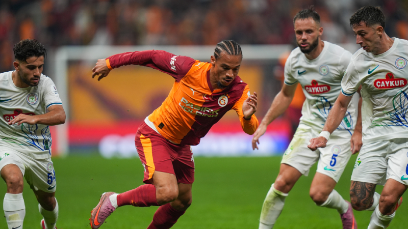 Elli bin taraftar, müthiş bir destek... Hepsinin de beklediği iyi futbol. İlk 15 dakika Galatasaray müthiş bir baskı kurdu, bunu kabul ediyorum. Peki golden sonra ne oldu? Orta saha Rizespor’un kontrolüne geçti. O iyi ve baskılı futbol bitti, konuk ekibin bir topu direkten döndü, iki golü de ofsayt gerekçesiyle iptal edildi. Üstüne bir de girdiği başka pozisyonlar var.  Şampiyonlar Ligi’nde oynayacak olan bir takım, rakibine nasıl bu kadar gol pozisyonu verir, bunu aklım almıyor. Demek ki, Rizesporlu futbolcuları çok küçümsemişler. Bu yüzden de bir türlü maça konsantre olamadılar. Bunun da cezasını az kalsın çekiyorlardı.  Günay topu oyuna sokmak istiyor, pasını sırtı rakibine dönük olan Torreira’ya atıyor. Rakip araya girip topa sahip oldu, o top da sonrasında gol oldu. Böyle bir gol yersen, Devler Ligi’nde başın çok ağrır, taraftarı çok üzersin. (Osman Şenher, Milliyet)