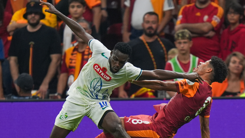 Galatasaray, Osimhen'e göre oynamıyor. Hızlı, fizikli, güçlü ve deparlı bir santrforunuz varsa onu kanatlardan yapacağınız ortalarla ya da araya atacağınız final paslarıyla beslemeniz gerekir. Dünkü kadroya baktığımız zaman 5 oyuncunun sol, 5 oyuncunun da sağ ayaklı olduğunu gözlemledim. Birçok kulüpte bu tür dengeleri göremezsiniz. Ancak kanatlarda görev yapan Yunus ve Sane'nin sol ayaklı olmalarının yanı sıra kısa paslarla oynamaya çalışıp orta yapmayı düşünmemeleri Osimhen'i maç boyu olumsuz etkiledi. Geçen sezon Sallai ve Barış'tan Osimhen fazlasıyla destek almıştı. Osimhen, beklediği ortayı Abdülkerim'den aldı ve golünü attı. G.Saray, Barış'ı arıyor. Çünkü Barış'ın en büyük özelliği savaşçı olması. Yönetim, Barış sorununu çözebilirse Okan hocanın eli eskisi gibi güçlenir. (Levent Tüzemen, Sabah)