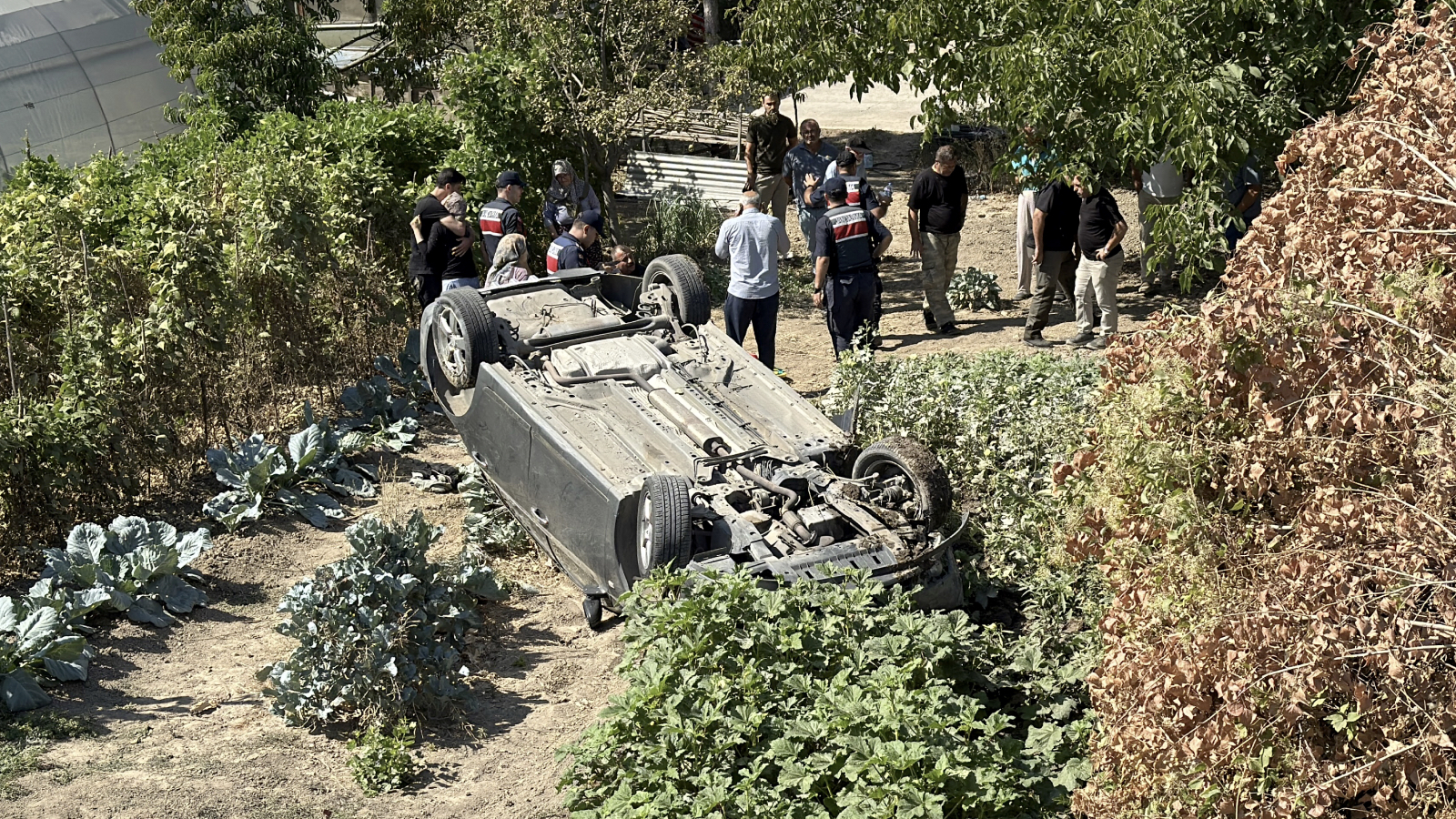 Karabük'te iki araç çarpıştı, biri bahçeye uçtu; 3 yaralı