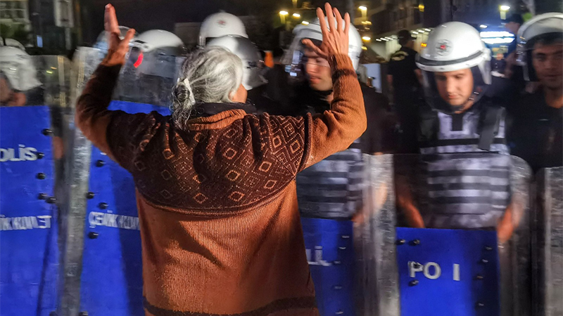 CHP çağrı yaptı, vatandaşlar İstanbul İl Başkanlığı’na akın etti: Barikatlar aşıldı, bina ve çevresi polis çemberinde!