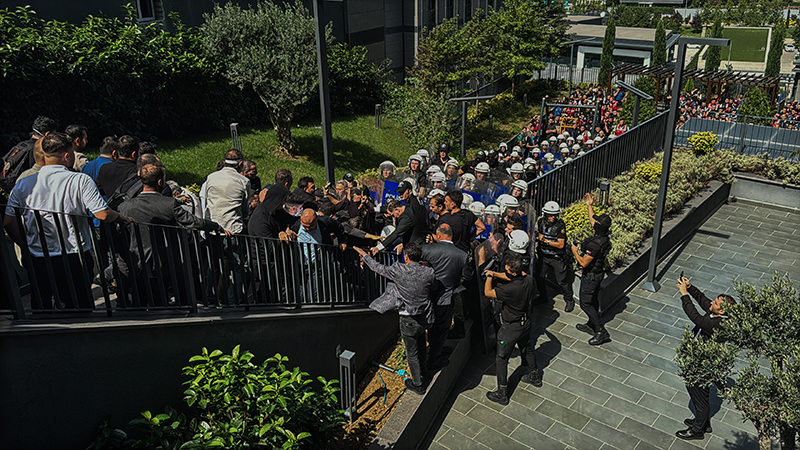 CHP İstanbul İl Başkanlığı milletvekilleri gaz