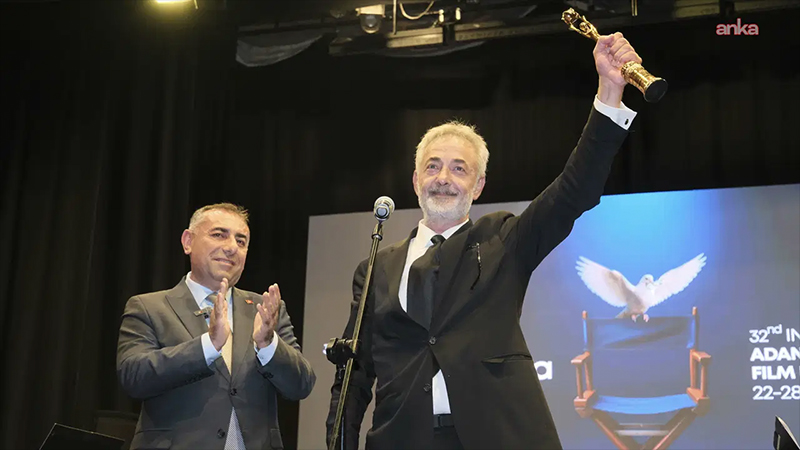 Adana Altın Koza Film Festivali'nda Onur Ödülü kazanan Mehmet Aslantuğ: Ödülümü Zeydan Başkan adına alıyorum
