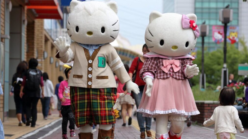 Felix, Tom, Hello Kitty ve daha fazlası: 919’da yaratılan Felix the Cat, sessiz sinemanın ilk animasyon yıldızlarından biri oldu. Tom, Jerry’yi kovalarken milyonlara kahkaha attırdı. Sylvester, peltek konuşması ve Tweety’yi yakalama çabalarıyla animasyon tarihine geçti. İngiltere’nin nostaljik kahramanı Bagpuss, yalnızca 13 bölüm yayınlanmasına rağmen hâlâ sevgiyle hatırlanıyor. Top Cat, Manhattan sokaklarının zeki lideri olarak akıllarda kaldı. Japonya’nın kawaii kültürünü dünyaya tanıtan Hello Kitty, sadece bir karakter değil milyarlarca dolarlık bir marka haline geldi. Dr. Seuss’un Şapkalı Kedisi çocuklara okumayı sevdirirken, Alice Harikalar Diyarındaki Cheshire Kedisi gizemli gülümsemesiyle edebiyat tarihinin unutulmazları arasına katıldı. (Kaynak: Listelist)