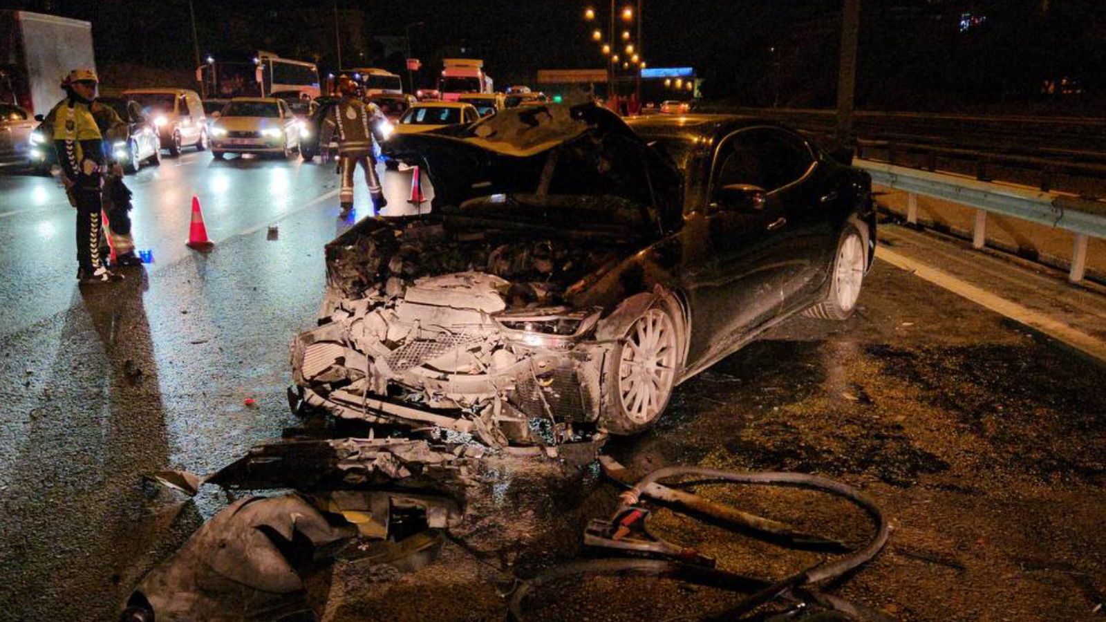 Sultangazi'de kaza yapan sürücü otomobilini bırakıp kaçtı