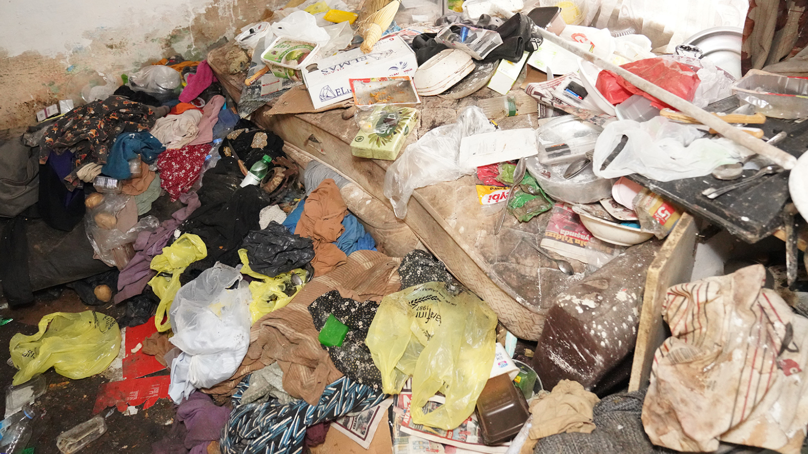 Tepebaşı'nda çöp ev mesaisi: Bir evden 4 ton 650 kilo atık çıkarıldı