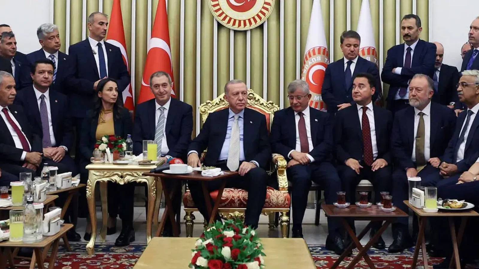 Erdoğan ile fotoğrafı gündem olan Davutoğlu: Surat asmanın alemi ne; Özel'in de tepkisini anlıyorum ama katılmalıydı 