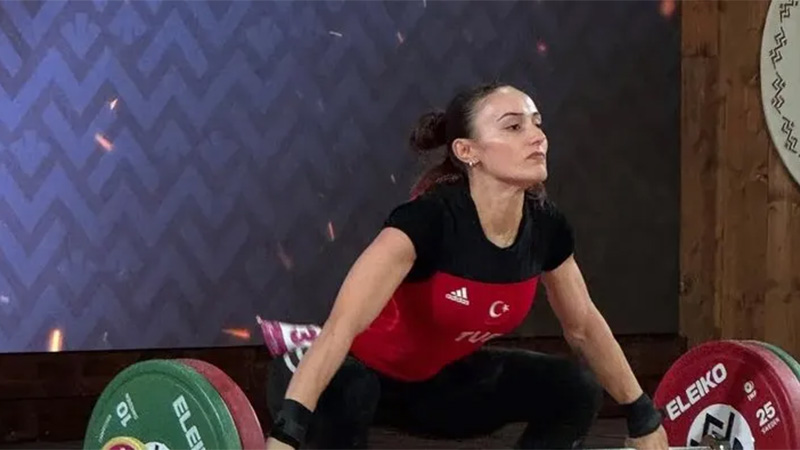 Milli halterci Cansel Özkan, Dünya Şampiyonası'nda bronz madalya kazandı