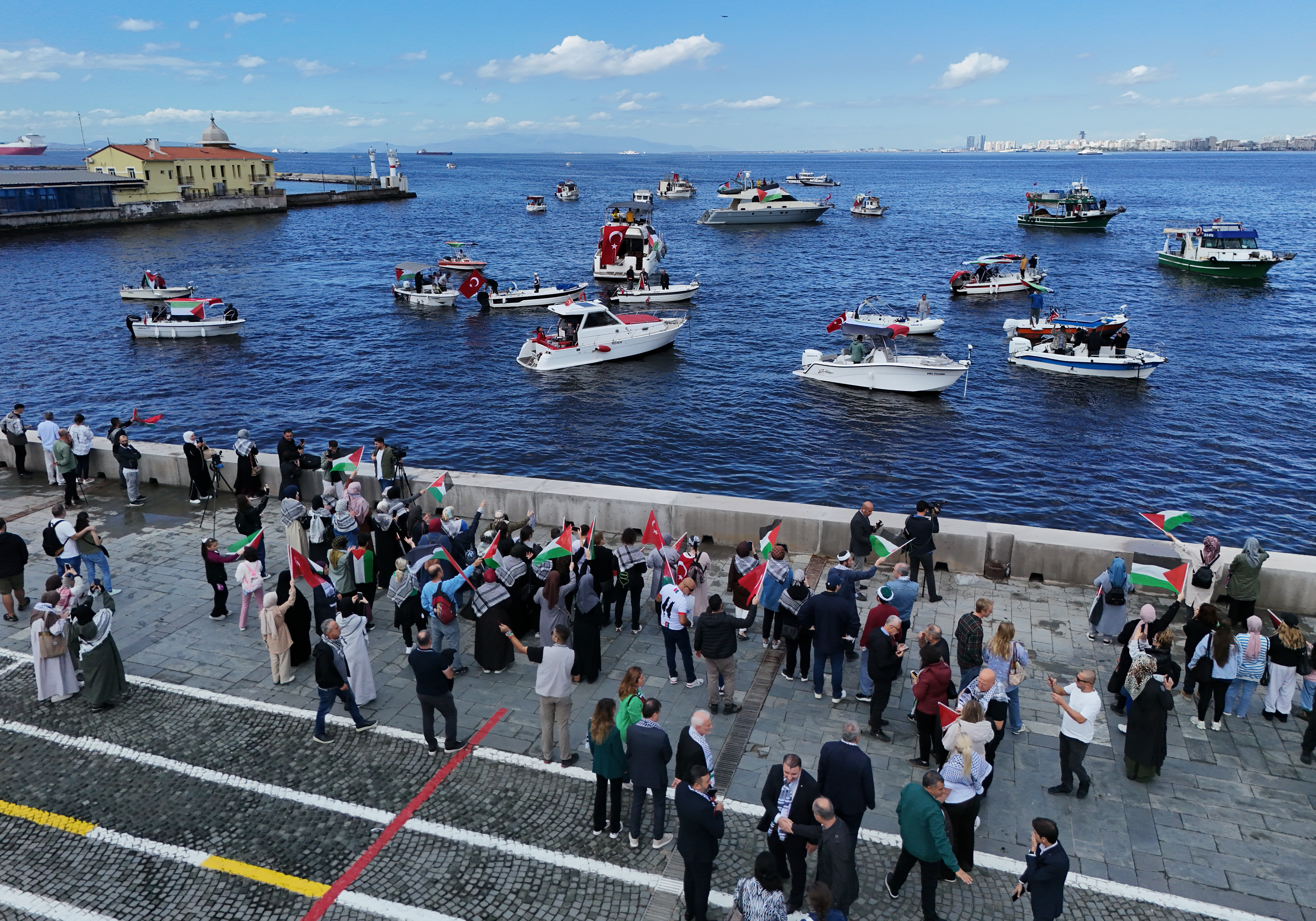 İzmir'de Filistin ile Küresel Sumud Filosu'na denizden destek