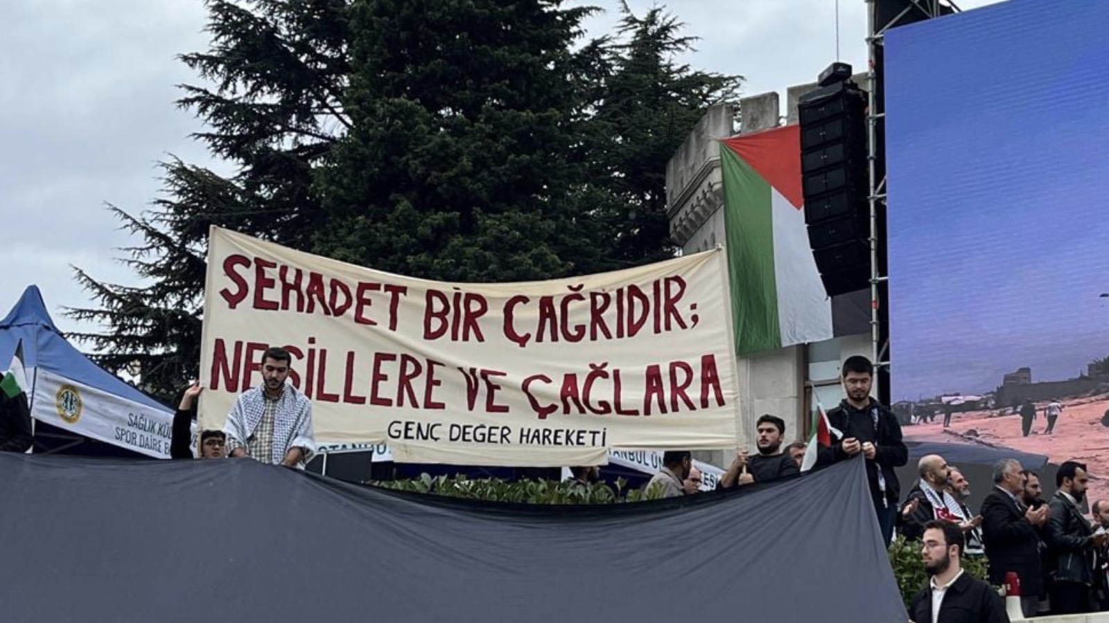 İstanbul Üniversitesi'ndeki Gazze etkinliğinde şeriat pankartı açıldı, tekbir getirildi