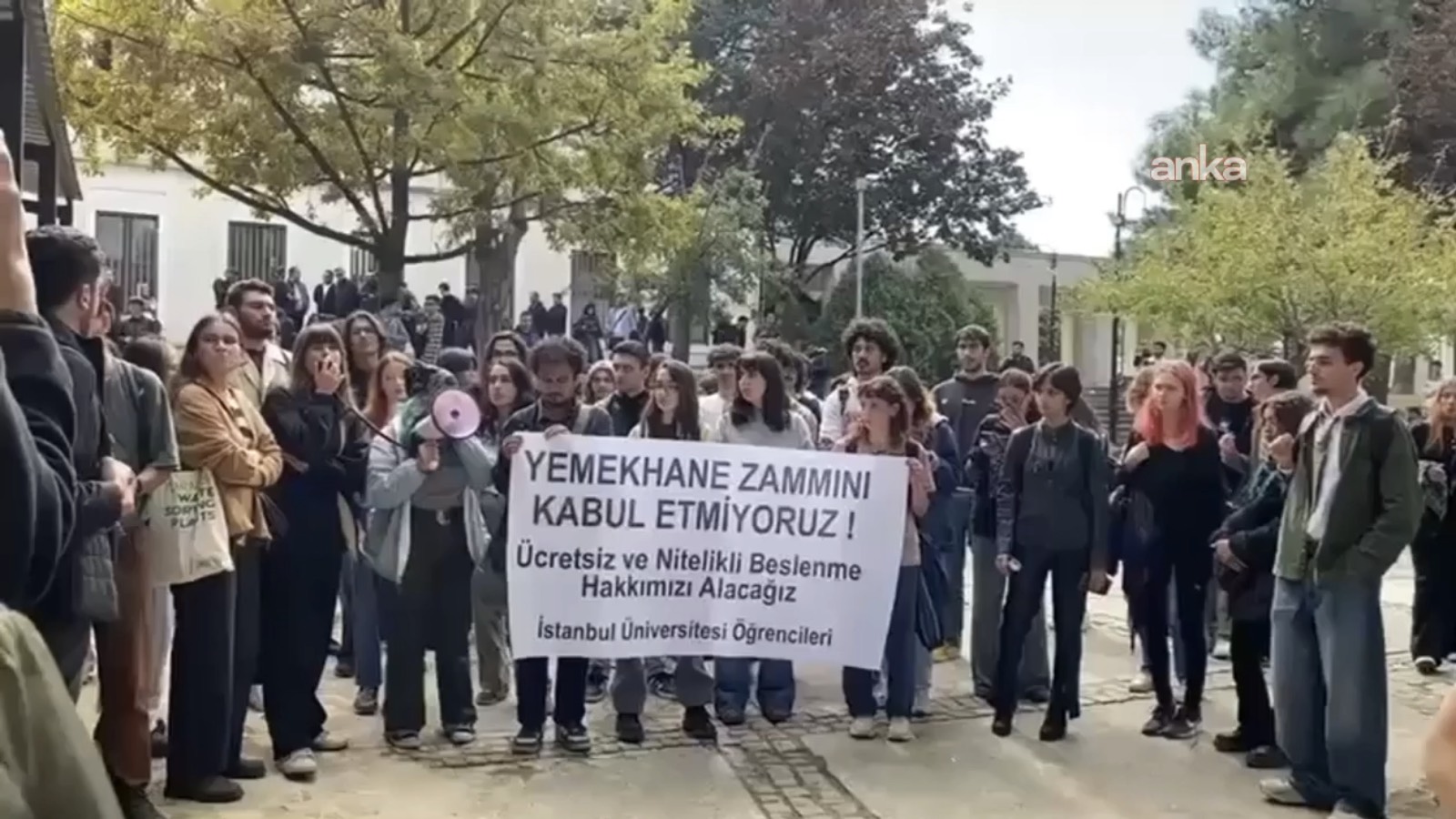 İstanbul Üniversitesi’nde öğrencilerden yemekhane zammına protesto: Beslenme hakkımız gasp edilemez!