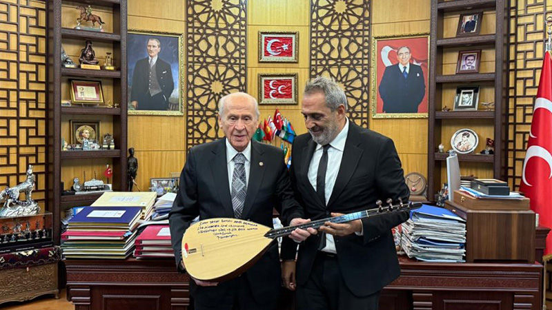 Yavuz Bingöl, Devlet Bahçeli’ye bağlamasını hediye etti