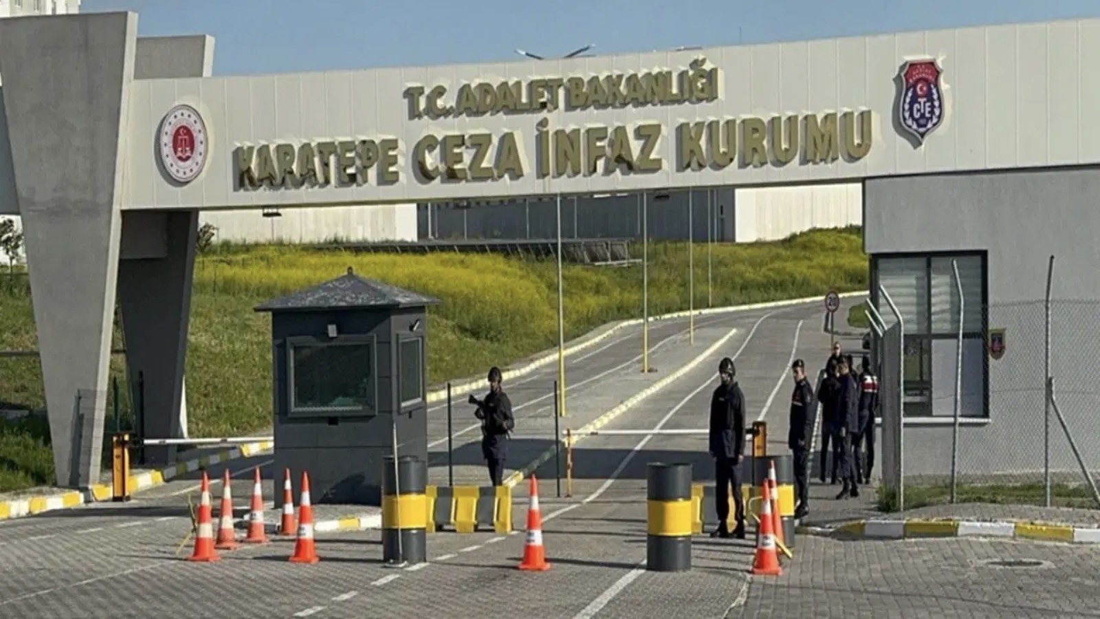 Mahkum, infaz koruma memurlarına bıçakla saldırdı: Yaralılar var!