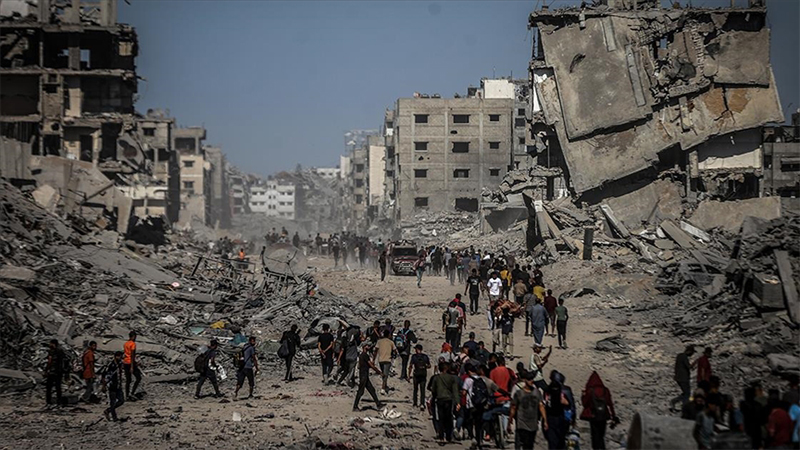 Gazze'de çadırlarını su basan Filistinliler, tehlikeli olsa da Sarı Hat yakınındaki binalara sığınıyor 